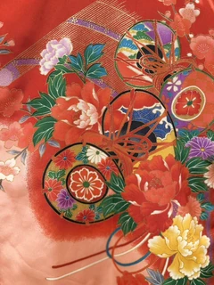 LG-UG01、手毬と周囲の花の細部