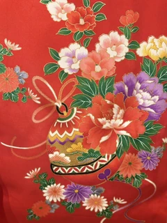 LG-UG01、朱赤地の花の細部