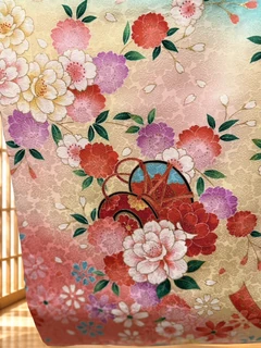 LG-UG02、桃色の地色に描いた花と手毬