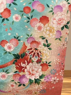 LG-UG02、袖の花と手毬の文様