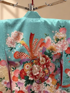 LG-UG02、背面上部の花柄