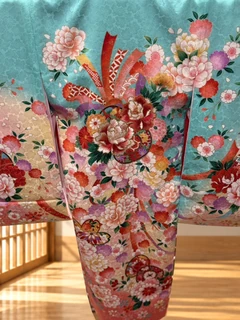 LG-UG02、背面に広がる花の配置
