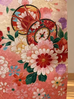 LG-UG02、手毬と周囲の花の細部
