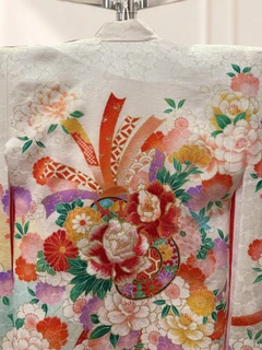 LG-UG03、背面上部の花柄