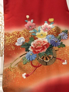 LG-UG04、背面の花と金色系の背景の細部