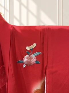 LG-UG04、前面の胸元の花柄